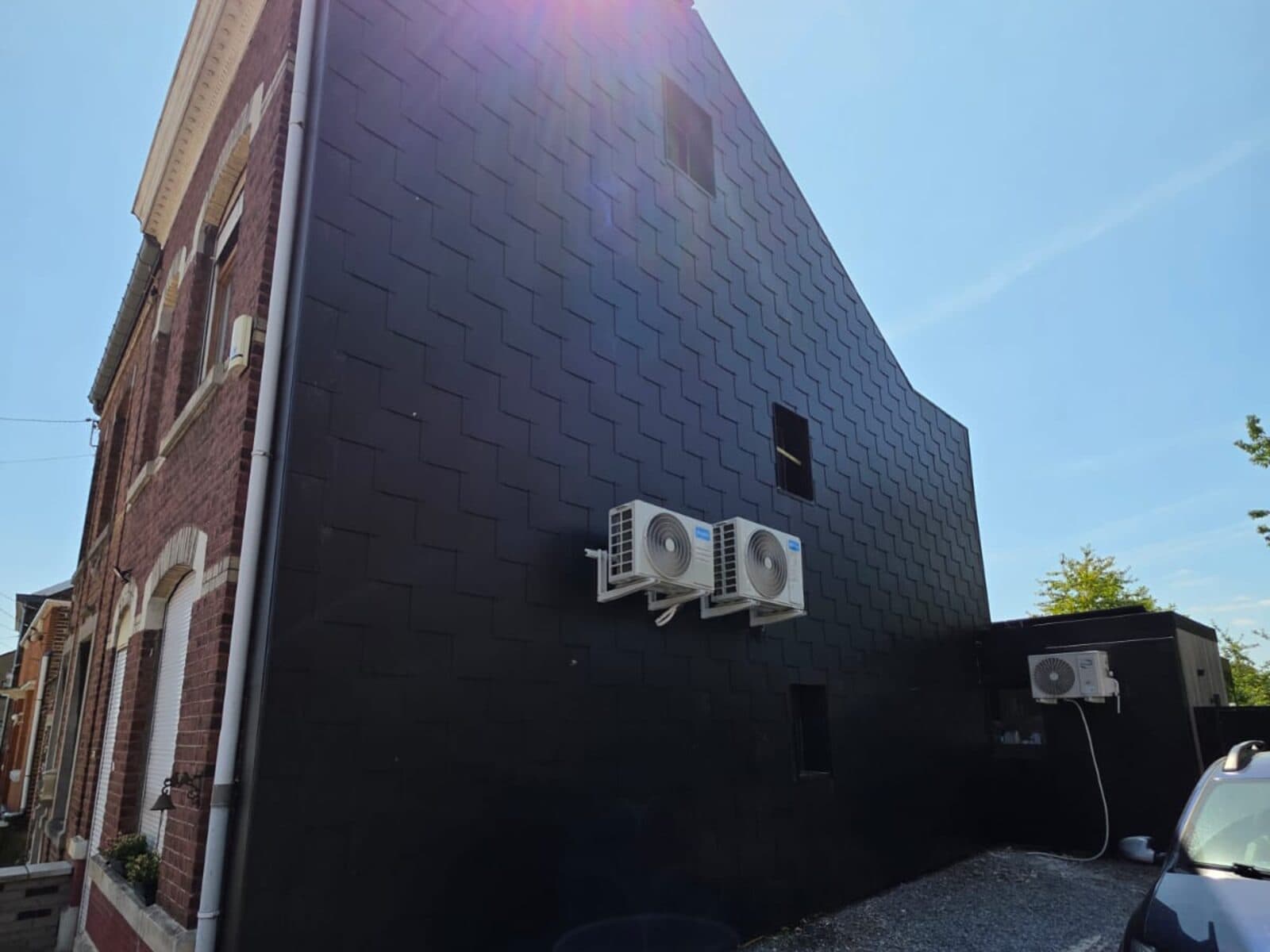 Pignon de maison entièrement habillé d'un bardage en ardoises posé par Lazo, en province de Liège
